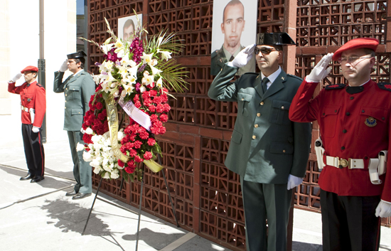 El Parlamento vasco ha rendido homenaje a los dos guardias civiles asesinados