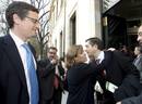 El candidato a lehendakari por el PSE-EE, Patxi L&oacute;pez, saluda a la portavoz parlamentaria del PP, Soraya S&aacute;enz de Santamar&iacute;a.