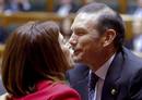 El lehendakari en funciones Juan Jos&eacute; Ibarretxe, saluda a la ex presidenta del Parlamento Vasco, Izaskun Bilbao, al t&eacute;rmino de la sesi&oacute;n constitutiva de la C&aacute;mara.
