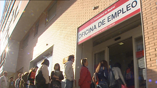 El paro descendi&oacute; en mayo en casi ochenta mil personas en todos los sectores y en las comunidades aut&oacute;nomas