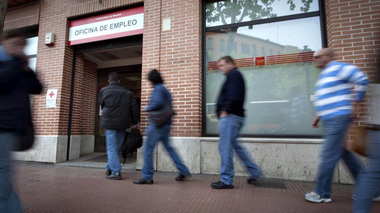 El paro registrado baj&oacute; en abril en 46.050 personas y deja el total por debajo de los cinco millones
