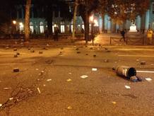 Parte de los destrozos tras la manifestaci&oacute;n frente al Congreso del 14N