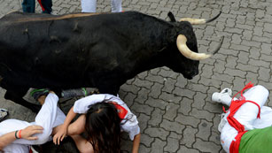 Ver v&iacute;deo  'Parte de m&eacute;dico del tercer d&iacute;a de encierros, con tres heridos por asta de toro'