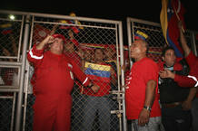Partidarios de Chávez ante las puertas de una planta de Cemex en Puerto La Cruz Partidarios de Chávez ante las puertas de una planta de Cemex en Puerto La Cruz