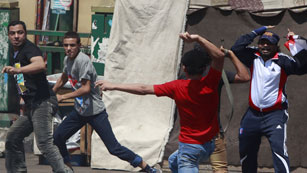 Ver v&iacute;deo  'Partidarios y detractores de Mursi se enfrentan en Tahrir'