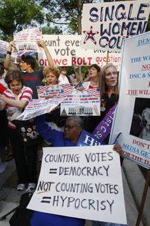 Partidarios de Hillary Clinton protestan a las puertas de la reuni&oacute;n del Comit&eacute; del Partido Dem&oacute;crata para pedir que se cuenten los votos de Florida y Michigan.