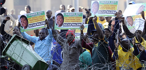 Partidarios de Julius Malema se manifiestan frente a la sede del Congreso Nacional Africano en Johannesburgo Partidarios de Julius Malema se manifiestan frente a la sede del Congreso Nacional Africano en Johannesburgo