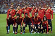 La selecci&oacute;n espa&ntilde;ola de f&uacute;tbol hace un homenaje p&oacute;stumo al capit&aacute;n del Espanyol, Dani Jarque, vistiendo el dorsal 21 del jugador fallecido