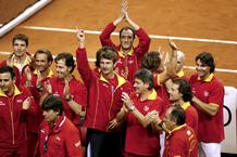 El equipo espa&ntilde;ol al completo celebra el triunfo en la final de la Copa Davis.