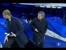 Entre los much&iacute;simos detalles que siempre deja un cl&aacute;sico y que vamos a ver ahora, hay uno muy significativo. Jos&eacute; Mourinho estuvo unos minutos esperando en la boca del vestuario pendiente del banquillo del Bar&ccedil;a. Fue casi al final del partido cuando