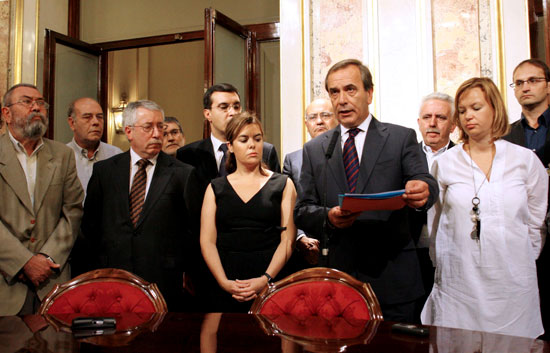Los partidos pol�ticos, los sindicatos y las organizaciones empresariales condenan el atentado de Calvi�