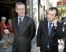 El alcalde de Madrid, Alberto Ruiz-Gallard&oacute;n, a la izquierda, ha llegado acompa&ntilde;ado de su n&uacute;mero dos, Manuel Cobo.