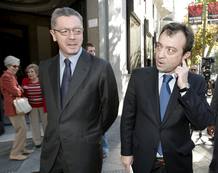 El alcalde de Madrid, Alberto Ruiz-Gallard&oacute;n, a la izquierda, ha llegado acompa&ntilde;ado de su n&uacute;mero dos, Manuel Cobo.