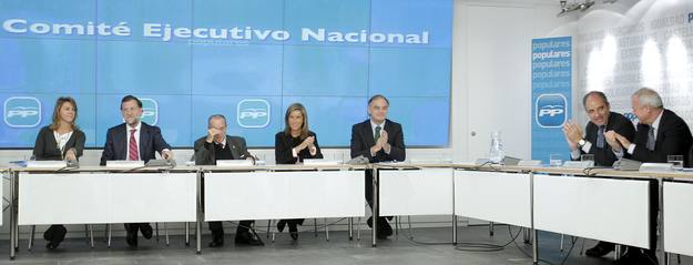 Mariano Rajoy acompañado de Manuel Fraga, Esteban González Pons, Ana Mato y los presidentes de la Generalitat valenciana, Francisco Camps, y de Murcia, Ramón Luis Valcárcel. Mariano Rajoy acompañado de Manuel Fraga, Esteban González Pons, Ana Mato y los presidentes de la Generalitat valenciana, Francisco Camps, y de Murcia, Ramón Luis Valcárcel.