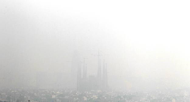 Vista de la Sagrada Familia de Barcelona en una jornada en la que la poluci&oacute;n hac&iacute;a invisible el edificio de Gaud&iacute;