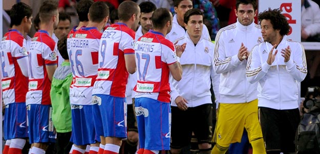 Los jugadores del Granada hacen el pasillo de honor al Madrid antes del partido