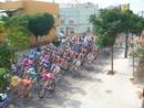 Foto desde un primer piso del pelot&oacute;n atravesando las calles de Alcudia.