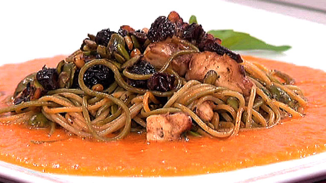 Saber Cocinar - Pasta con salsa de zanahoria y pi&ntilde;ones