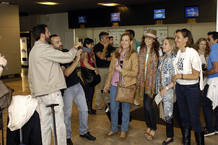 Pastora Soler con fans en el aeropuerto