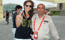 Pastora Soler posa junto a Shakir, el concuctor del autobúa de la delegación española. Shakir es un gran admirador de Pastora Soler y, como señal de gratitud, ha regalado a la cantante un recuerdo del país. Pastora Soler posa junto a Shakir, el concuctor del autobúa de la delegación española. Shakir es un gran admirador de Pastora Soler y, como señal de gratitud, ha regalado a la cantante un recuerdo del país.