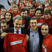 Zapatero estuvo muy presente en la &uacute;ltima campa&ntilde;a electoral vasca y se visti&oacute; la camiseta de Patxi.