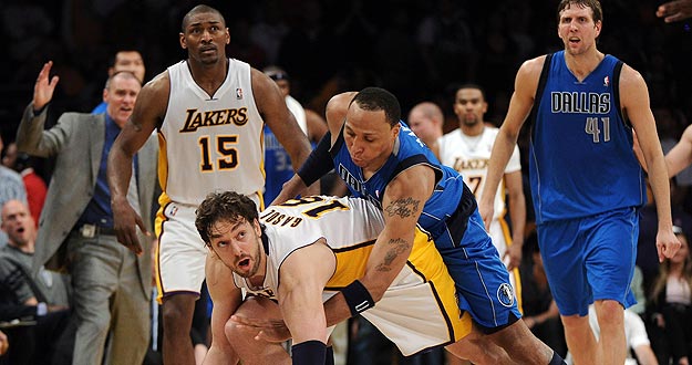 Pau Gasol, de los &Aacute;ngeles Lakers, lucha ante la presi&oacute;n de Shawn Marion, de los Dallas Mavericks.