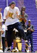 Pau Gasol celebra el anillo de la NBA