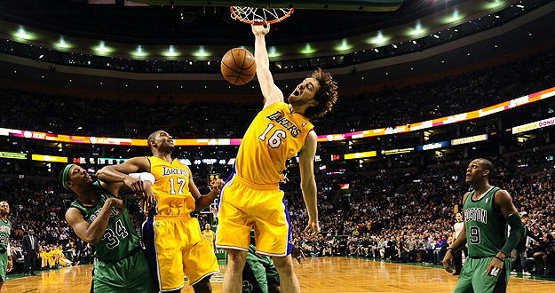El jugador de Los &Aacute;ngeles Lakers, el espa&ntilde;ol Pau Gasol, machaca ante Boston Celtics.