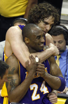 Pau Gasol y Kobe Bryant felices tras la victoria