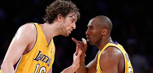 Pau Gasol y Kobe Bryant, jugadores de Los Angeles Lakers, en un partido de la presente temporada. Pau Gasol y Kobe Bryant, jugadores de Los Angeles Lakers, en un partido de la presente temporada.