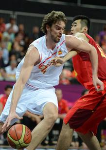 Pau Gasol, defendido por Zhang Zhaoxu.