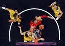 Pau Gasol peleando por la pelota durante el partido de baloncesto Australia-Espa&ntilde;a.