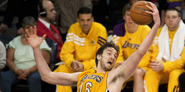 Pau Gasol se hace con un rebote durante el partido de Liga de la NBA contra los Timberwolves.