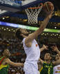 Pau Gasol marca un tanto flanquedo por los lituanos.