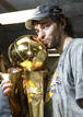 Gasol besa el trofeo al campe&oacute;n de la NBA.