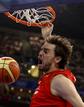 El jugador espa&ntilde;ol Pau Gasol hace un mate durante el partido contra China.