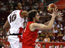 Pau Gasol disputa el bal&oacute;n al angole&ntilde;o Joaquim Gomes durante el &uacute;ltimo partido de ronda preliminar del grupo B.