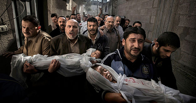 Paul Hansen of Sweden has won the World Press Photo of the Year 2012 with this picture of a group of men carrying the bodies of two dead children through a street in Gaza City