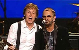 Ver v&iacute;deo  'Paul McCartney y Ringo Starr se reunen para un concierto ben&eacute;fico'