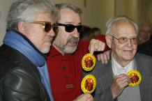PEDRO ALMODÓVAR- JOSE SACRISTÁN Y EL PRESIDENTE DE LA ASOCIACIÓN DE EX PRESOS Y REPRESALIADOS POLÍTICOS ANTIFRANQUISTAS, GERVASIO PUERTA PEDRO ALMODÓVAR- JOSE SACRISTÁN Y EL PRESIDENTE DE LA ASOCIACIÓN DE EX PRESOS Y REPRESALIADOS POLÍTICOS ANTIFRANQUISTAS, GERVASIO PUERTA