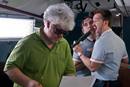 Pedro Almod&oacute;var, Carlos Areces y Javier C&aacute;mara en una escena del rodaje de Los amantes pasajeros