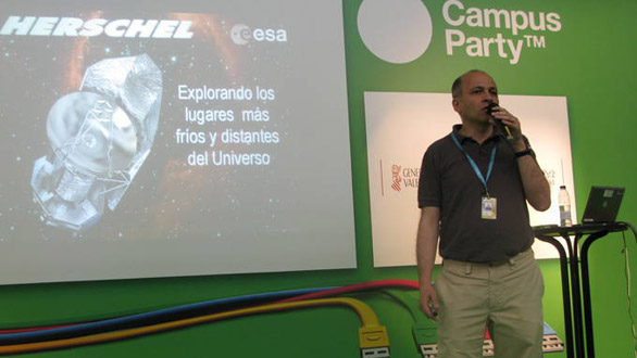 Pedro Garc&iacute;a Lario durante la conferencia.