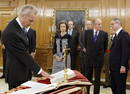 Pedro Moren&eacute;s jura su cargo como ministro de Defensa ante los reyes en el Palacio de la Zarzuela.