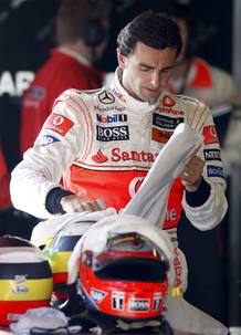 El piloto probador de McLaren Mercedes, Pedro Mart&iacute;nez de la Rosa, durante los entrenamientos que se realizan estos d&iacute;as en el circuito de Montmel&oacute;.