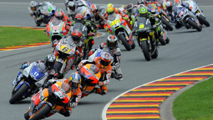 Pedrosa liderando el grupo en el circuito de Sachsenring. GP de Alemania.