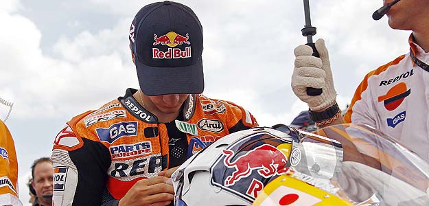 Dani Pedrosa, concentrado en la parrilla de salida.