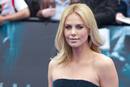 Peinado de Charlize Theron en la alfombra roja de Prometheus