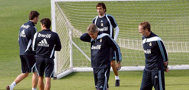 Pellegrini habla con su ayudante mientras los jugadores se ejercitan