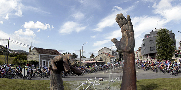 El pelotón a la salida de Vilagarcía de Arousa durante la duodécima etapa de la Vuelta ciclista a España 2012. El pelotón a la salida de Vilagarcía de Arousa durante la duodécima etapa de la Vuelta ciclista a España 2012.