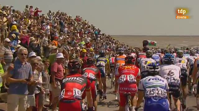 El pelot&oacute;n supera el Passage du Gois